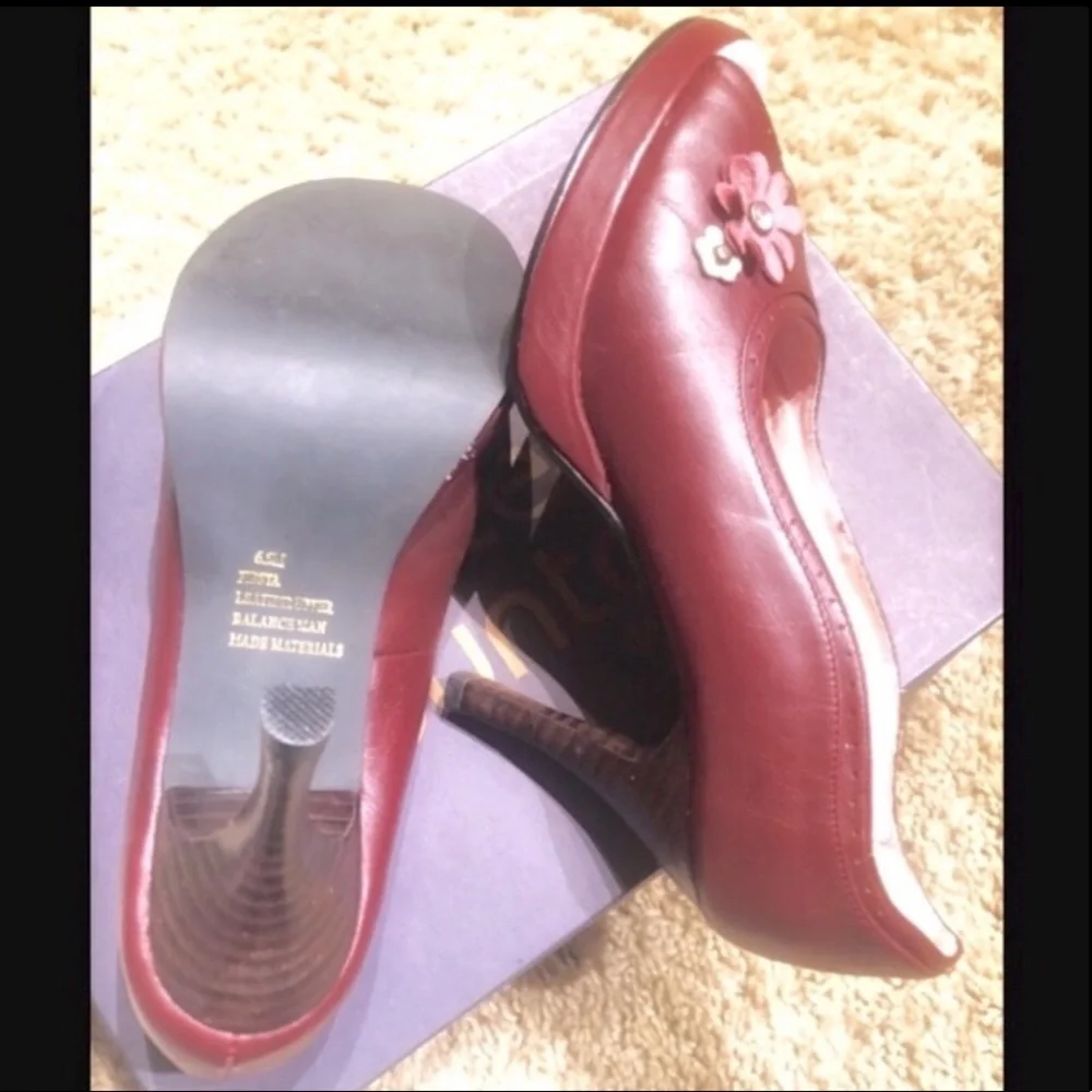 💕NEW. Adorable Fiesta Flower Peep Toe High Heel Pumps, Bettie Boop cute - Picture 4 of 5